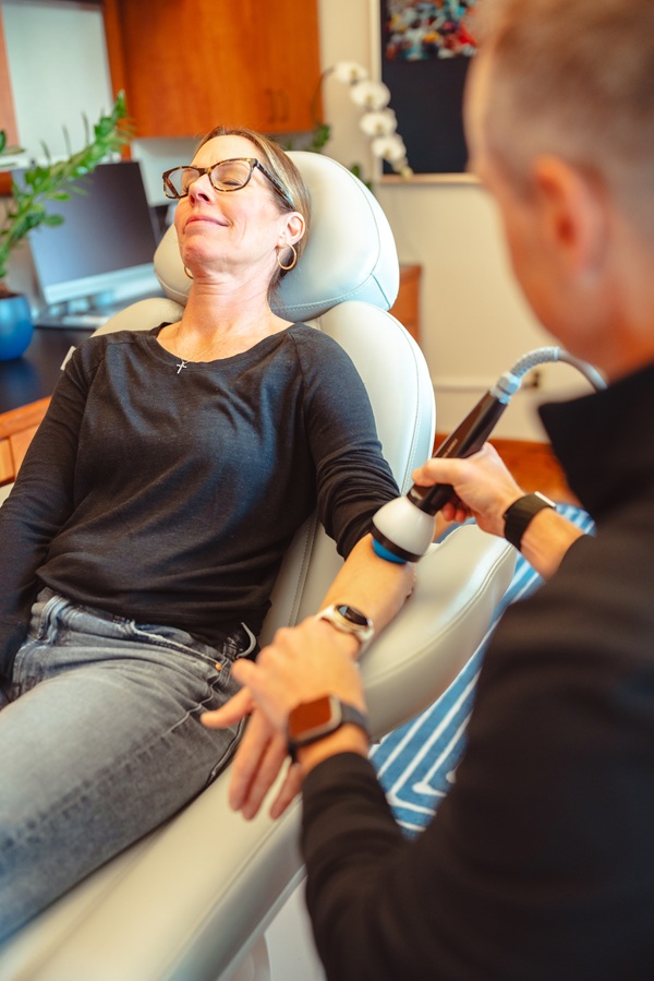 Dr. Savara using the StemWave machine on a patient during a session.